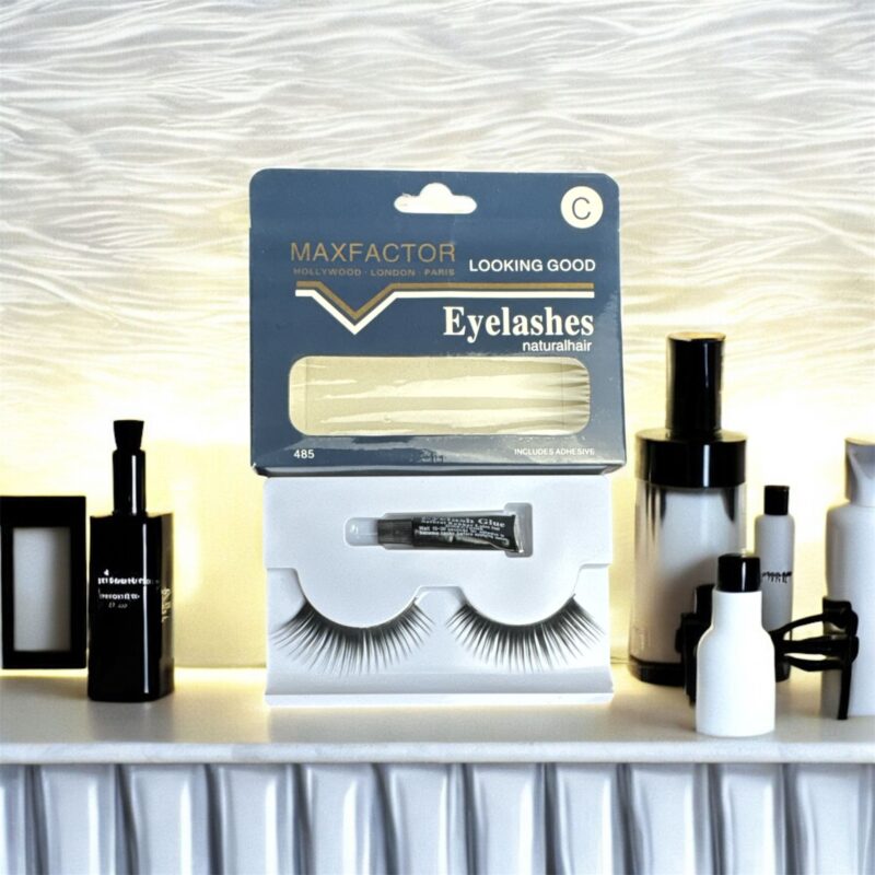 رموش صناعية من ماركة ماكس فاكتور (Max Factor).