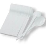 مجموعة من الملاعق البلاستيكية البيضاء