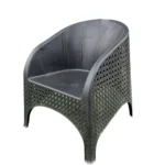 كرسي بلاستيكي وسط