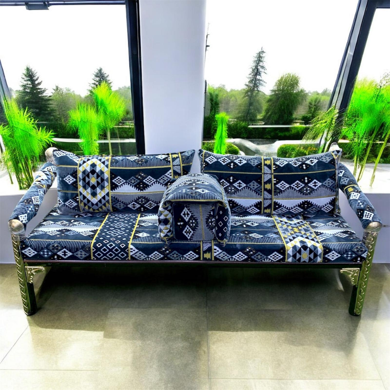 كرسي حديد مع فرش كامل + طاولة