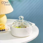 وعاء سيراميك أبيض بغطاء زجاجي شفاف.